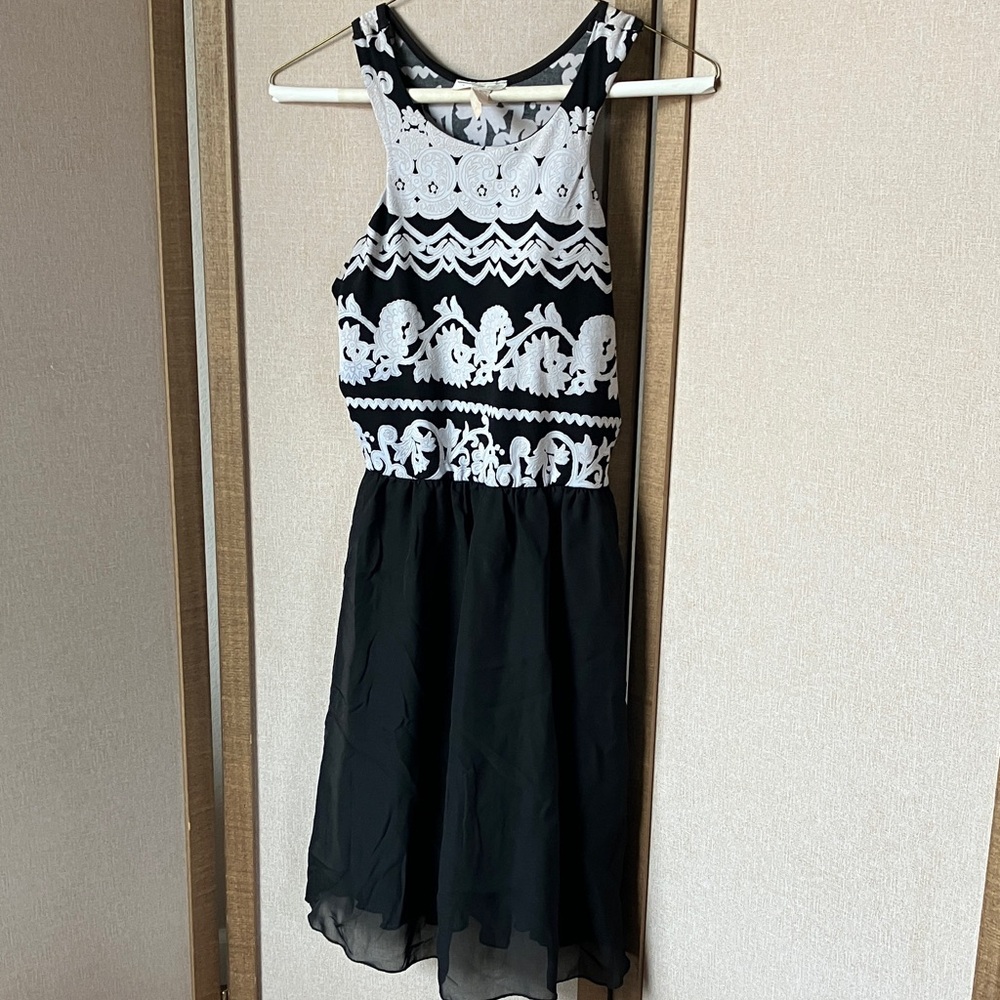 FINAL MARKDOWN Junior January 7 Monochrome Patterned dress large